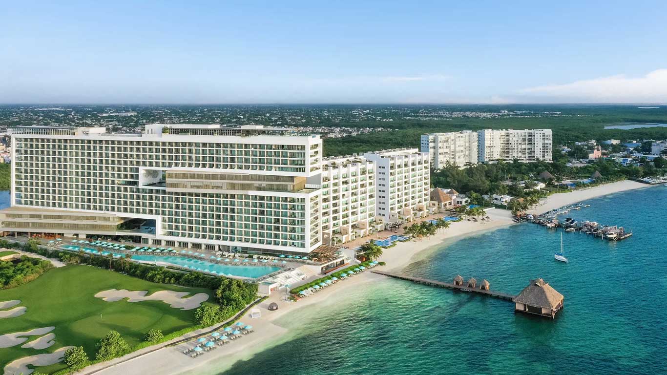 Dreams Vista Cancun Golf and Spa Resort family-friendly all-inclusive with beachfront pools, golf course access, and Unlimited-Luxury amenities.